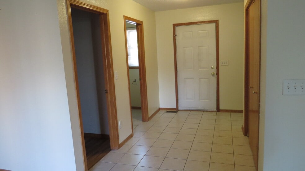 Front Hall - 601 Southwest 4th Street