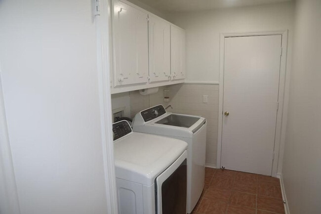 Building Photo - 2341 SE Maslan Ave