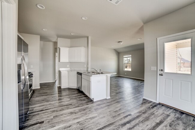 Building Photo - Beautiful Newer 3 Bedroom, 2 Bath Home Move-In Ready