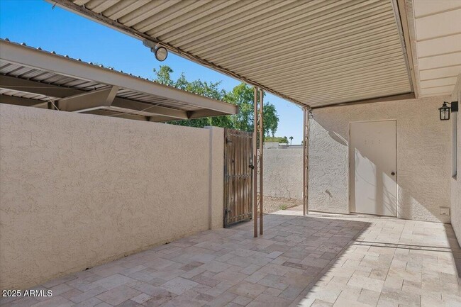 Building Photo - 7803 E Vernon Ave