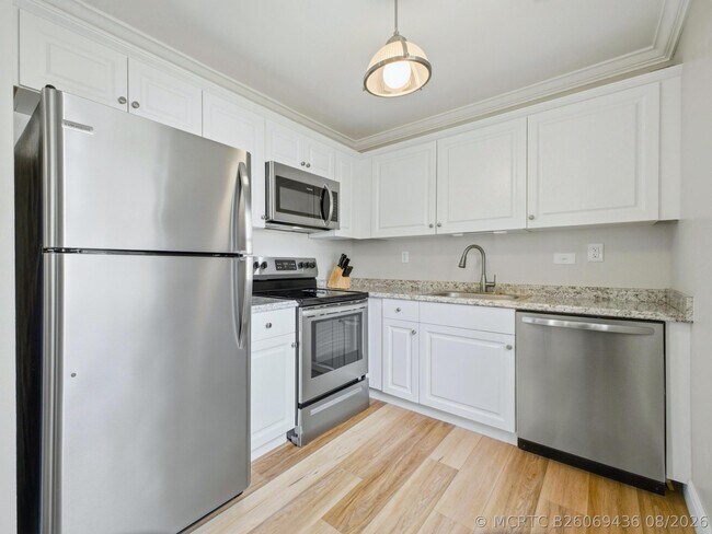 Building Photo - 755 Normandy Ln