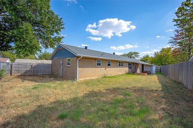 Building Photo - 801 N Markwell Ave