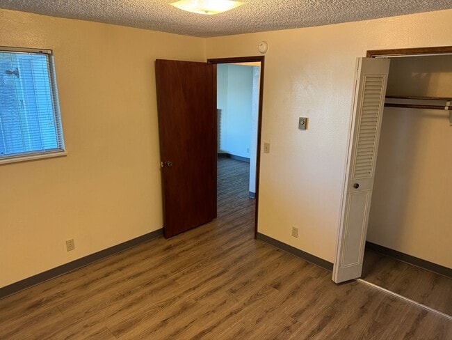 Building Photo - Large single level 2 bedroom 1 bath duplex in Springfield!