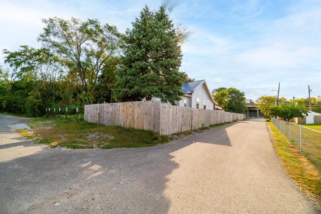 Building Photo - 465 Brehl Ave