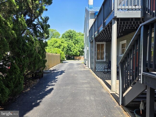 Building Photo - 1408 Caroline St