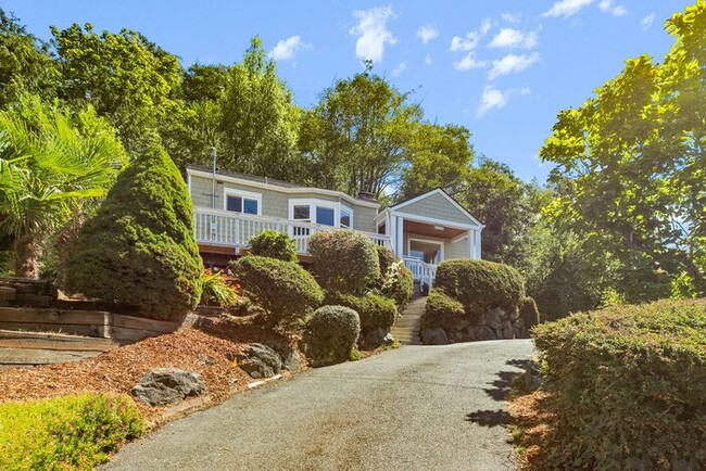 Building Photo - Charming Beach Drive Craftsman w/ AC and V...