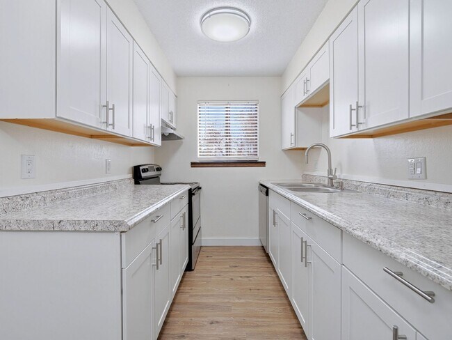 Building Photo - Remodeled 2 Bedroom, 1 Bathroom Apartment- Close to shopping!