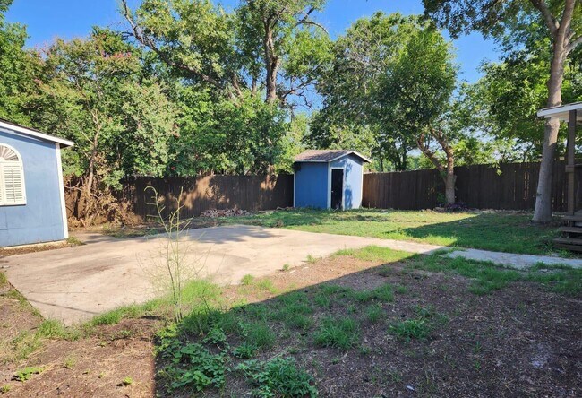 Building Photo - Beautiful house for Lease in Manor Downtow...