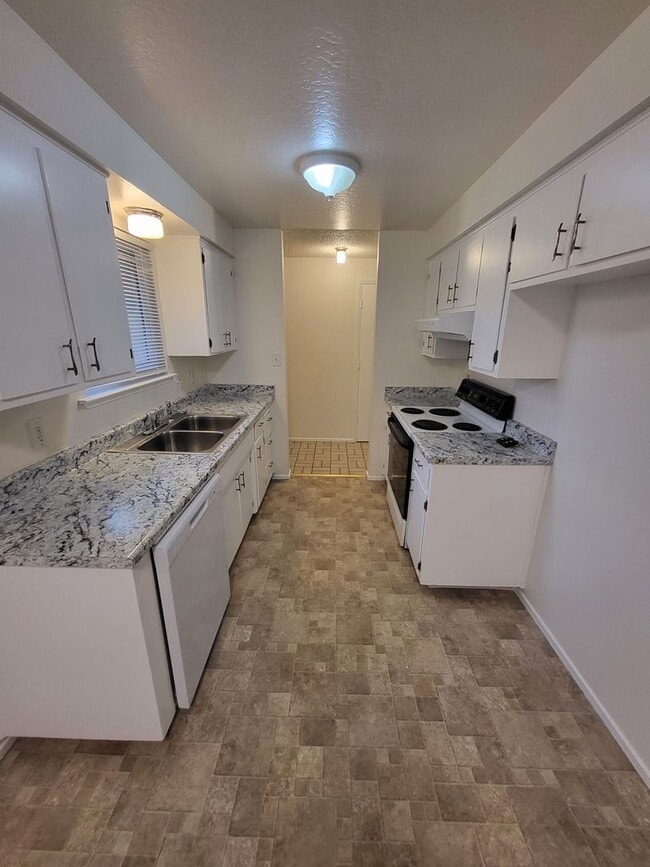 Building Photo - 4993 August Dr