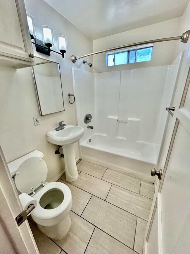 Building Photo - Charming and Bright 2 bed 1 bath in Point Loma