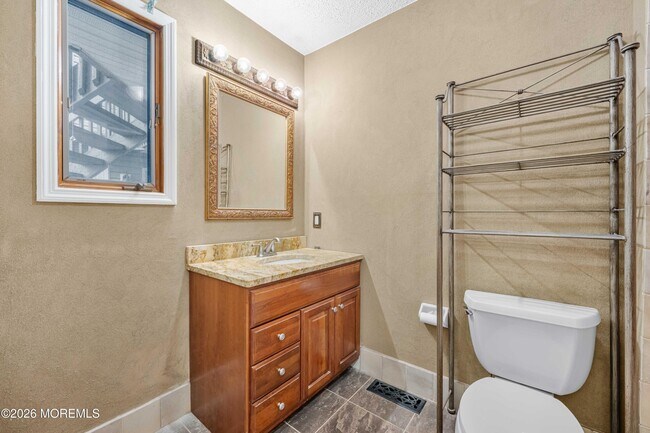 Building Photo - 2230 Bridge Ave