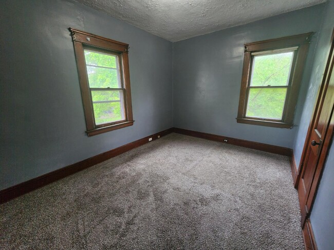 Building Photo - 11321 Parkview Ave