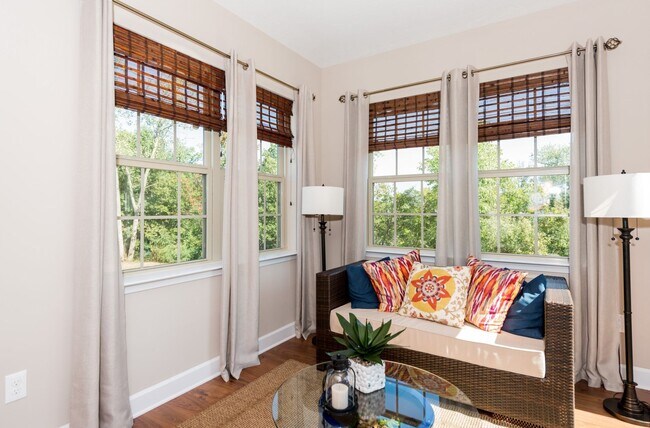 Building Photo - Luxury Townhome with a Garage!