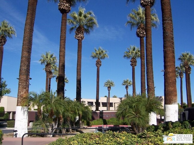 Building Photo - 882 Village Square N