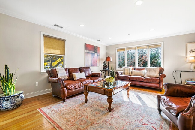 Building Photo - 2 Goldwin St