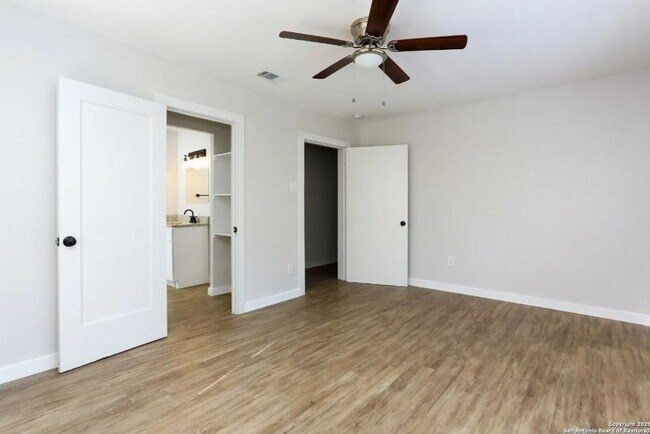 Building Photo - Renovated 3-Bedroom Home in Edison