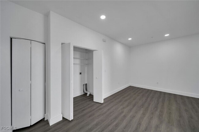 Building Photo - 275 SW 4th St