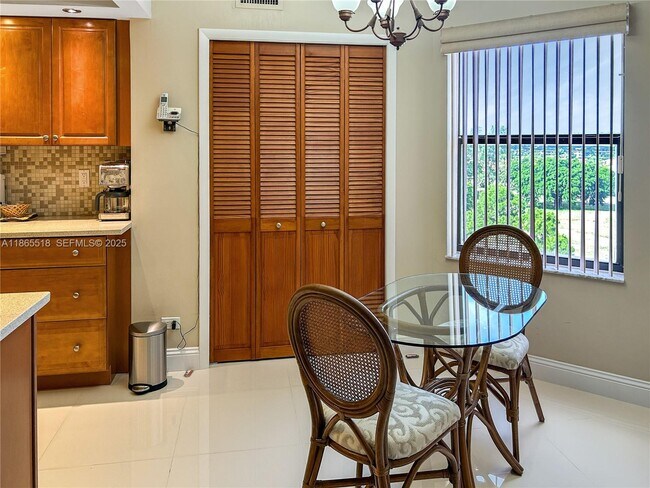 Building Photo - 7300 Radice Ct