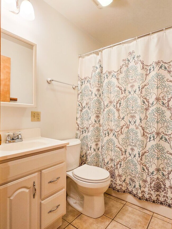 Building Photo - 3BR/3BA Home on 1.9 Acres – Garage & Pet F...