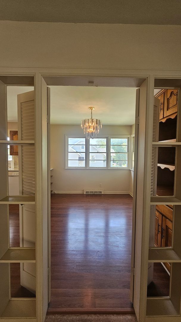 Building Photo - Mid Century 3 Bedroom