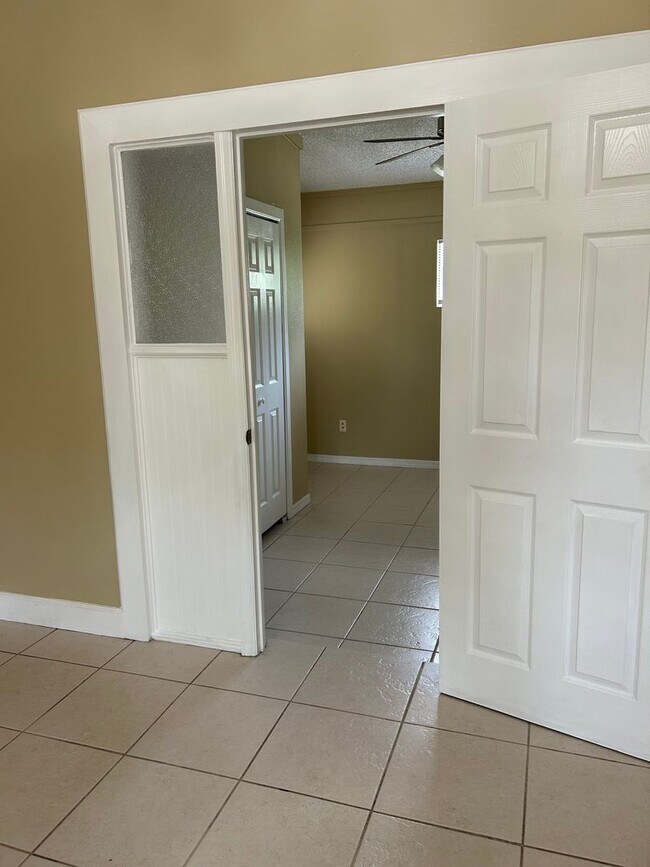 Building Photo - JUST LISTED -5 BEDROOM + BONUS ROOM - DELTONA NO PETS ALLOWED