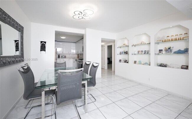 Building Photo - 2030 S Ocean Dr