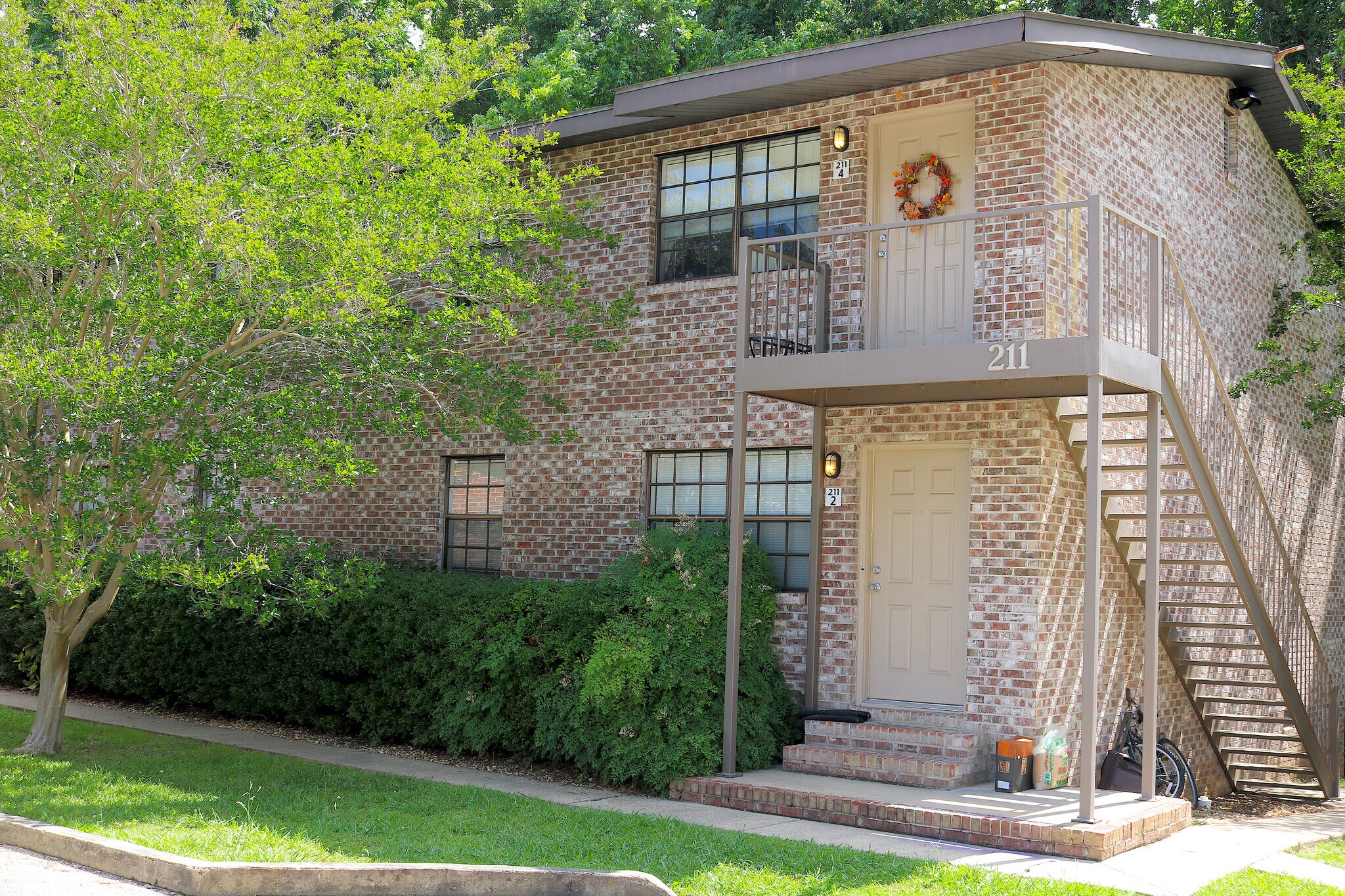Building Photo - 211 Auburn Dr