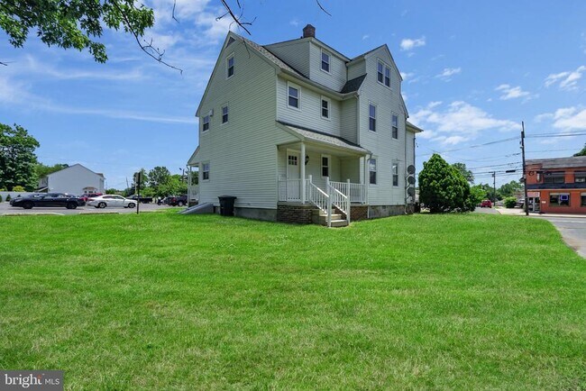 Building Photo - 121 E Browning Rd