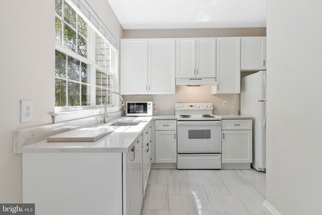 Building Photo - 6490 Tayack Pl