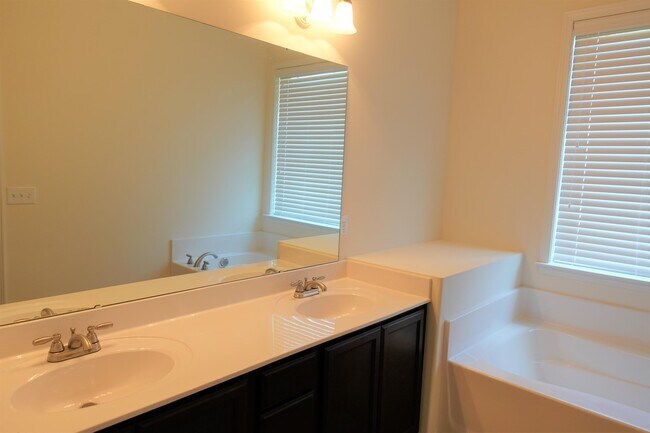 Building Photo - 153 Bur Oak Dr