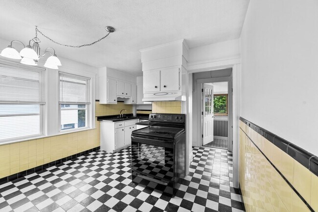 Building Photo - 26 Fuller St