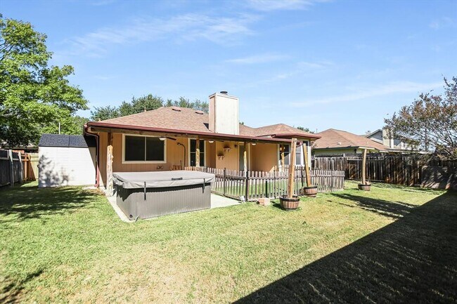 Building Photo - 906 Iris Dr