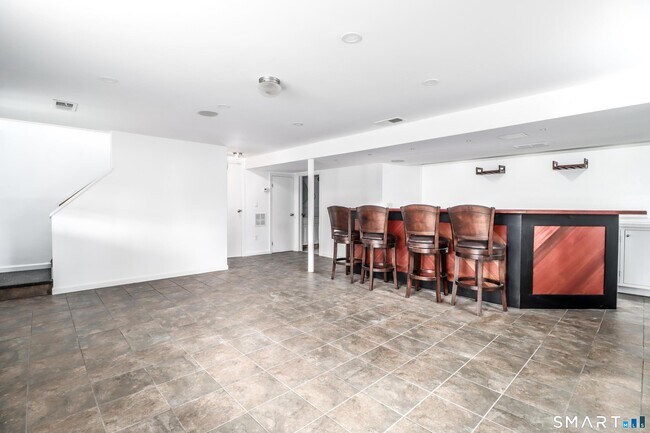 Building Photo - 8 Stonecrop Rd S