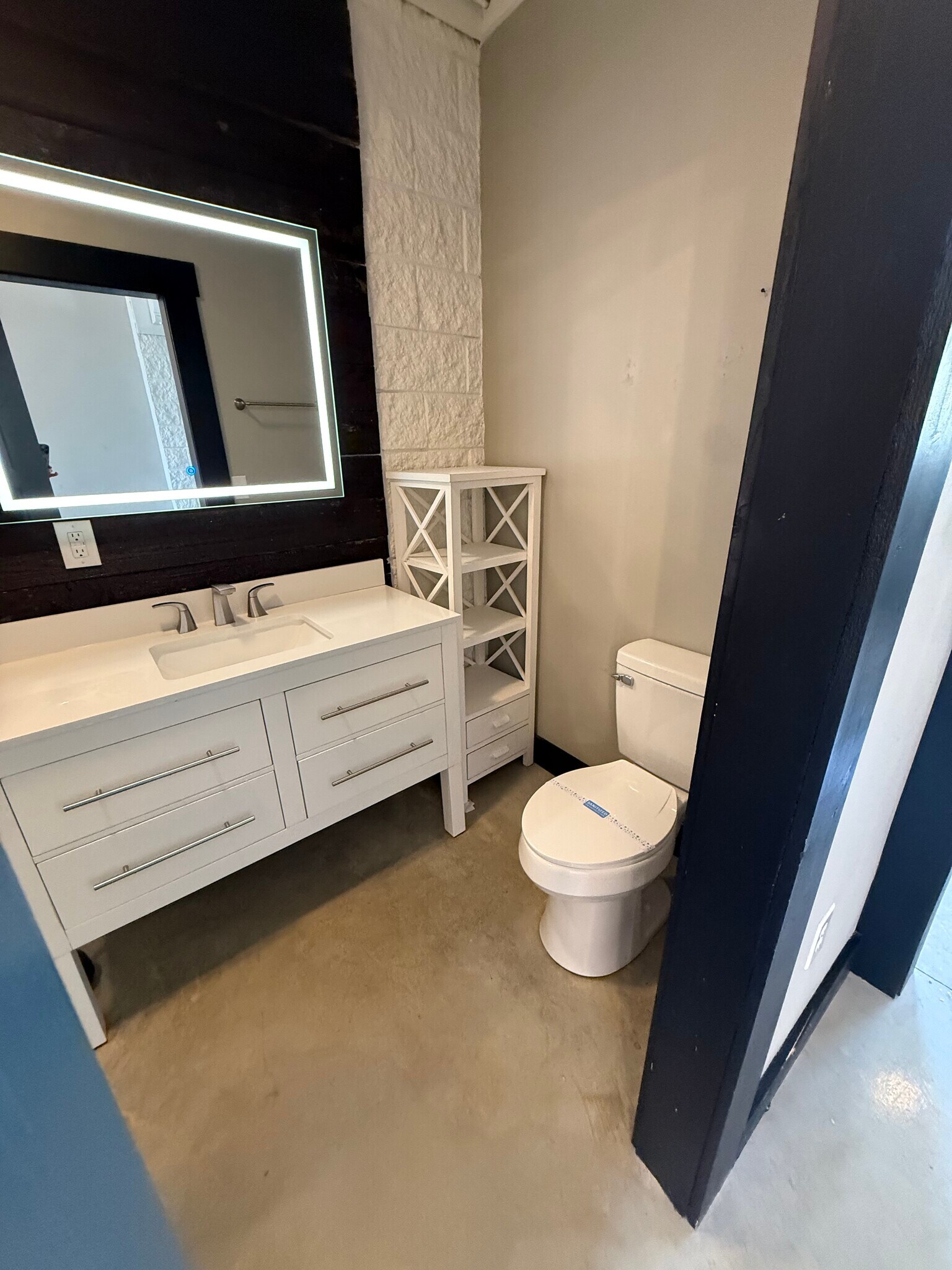 Building Photo - 475 S Hickory St