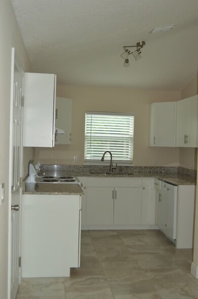 Kitchen - 800 E Gottsche Ave