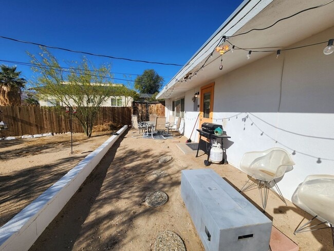 Building Photo - Fully Furnished 2 Bed 1 Bath