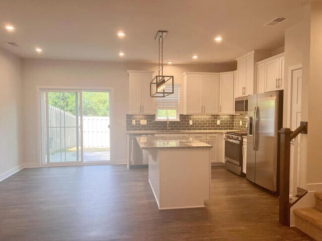 Building Photo - 131 Lilywood Ct