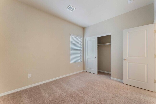 Building Photo - Spacious Modern Home!