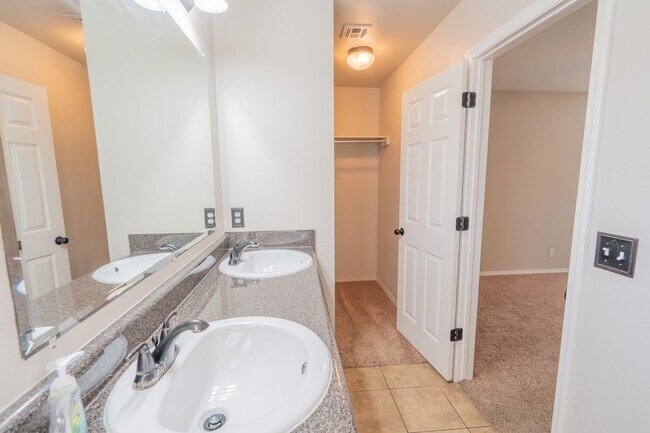 Building Photo - Lovely Broken Arrow Home! 3/2 with a great...