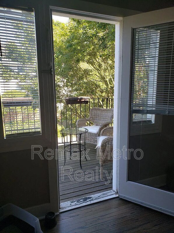 Building Photo - 533 11th Ave E