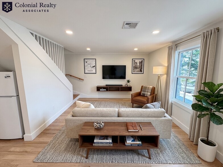 Building Photo - 69 Elm St