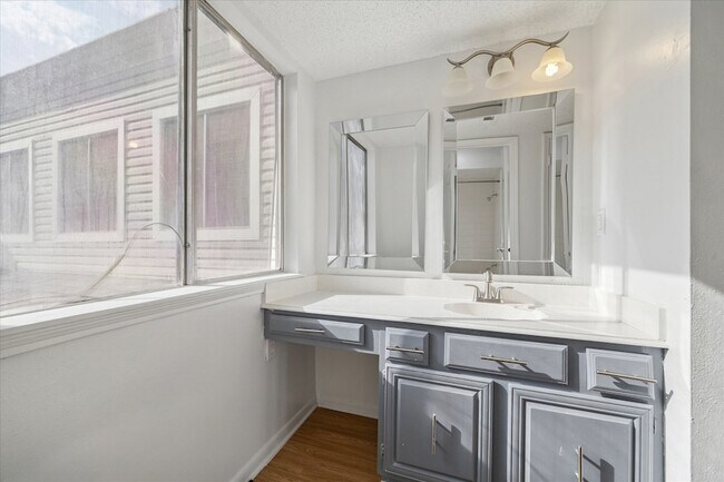 Building Photo - 2223 Par Ln