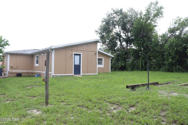 Building Photo - 228 E Holly Dr