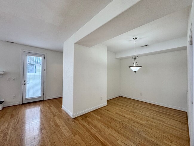 Building Photo - Ready 04-01-26! A Shadowlawn Condo w/Rooftop Deck - 3 Primary Suites - Outdoor Shower - Pet Frien...