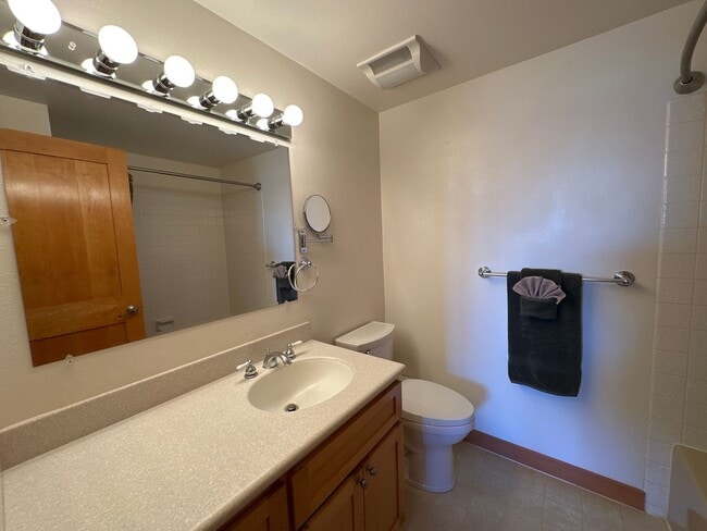 Building Photo - 1201 Denali St