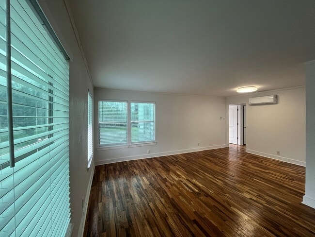 Building Photo - FIRST FLOOR UNIT WATER PAID!