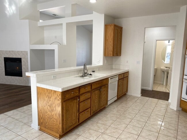 Building Photo - 6 bedroom in Manteca!