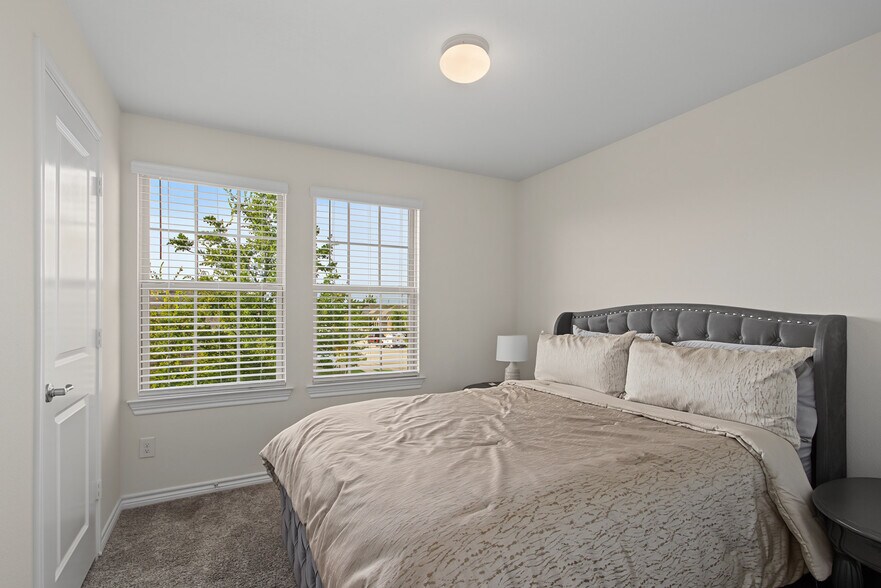 Building Photo - Room in House on Gallop Dr