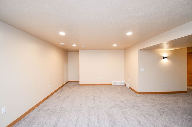 Building Photo - 602 E 57th St