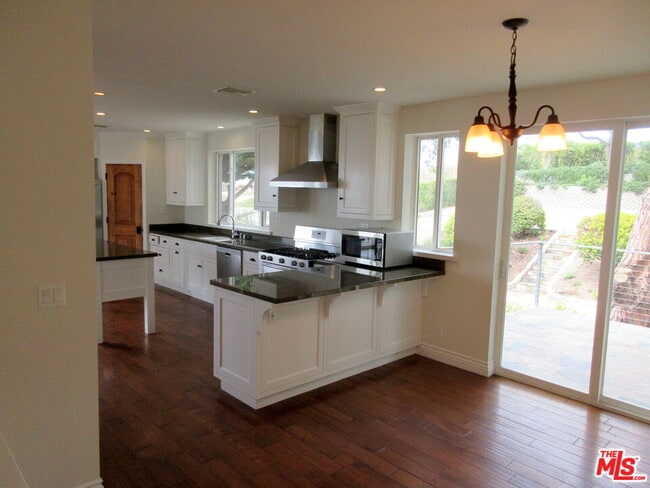 Building Photo - 7012 Birdview Ave